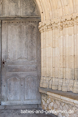 Tür der Kirche am Place Royal in Labastide-d'Armagnac