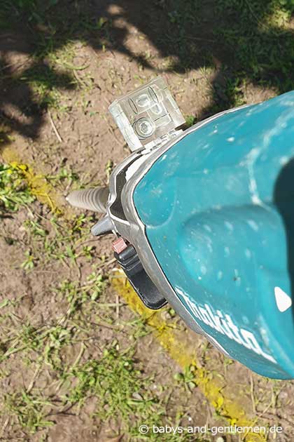 Wasserwaagen Würfel auf Bohrhammer geklebt. Dadurch ist eine möglichst senkrechte Erdbohrung für die Eindreh-Bodenhülsen möglich.